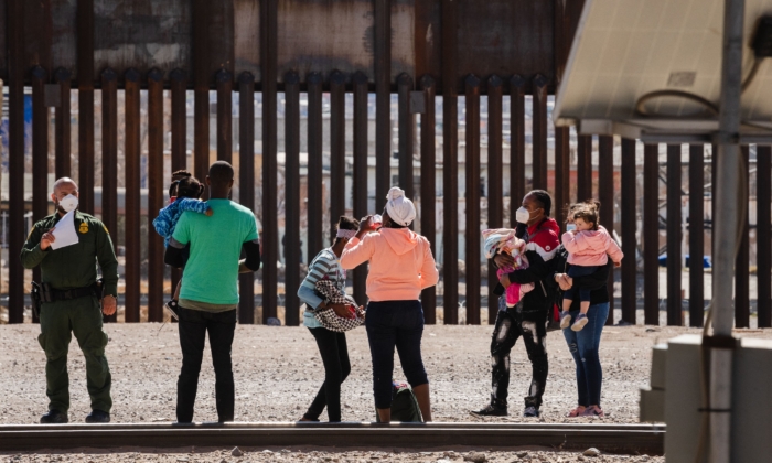 Agentes de la Patrulla Fronteriza detienen a un grupo de inmigrantes ilegales cerca del centro de El Paso, Texas, el 15 de marzo de 2021. (Justin Hamel/AFP vía Getty Images)