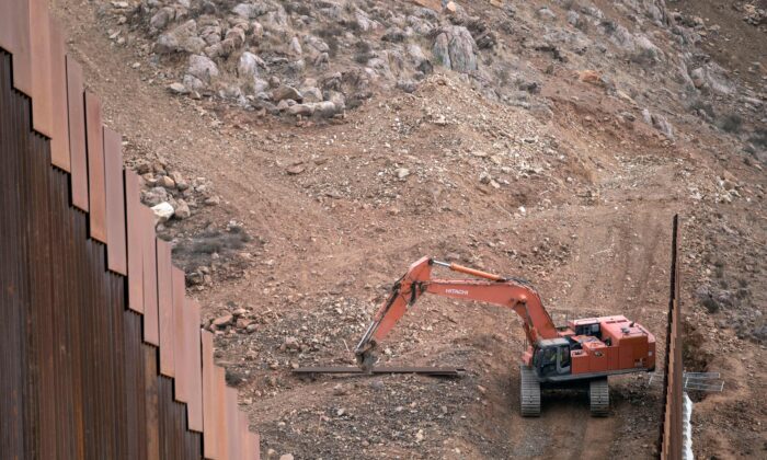 Equipos de construcción trabajan en una nueva sección del muro fronterizo entre EE. UU. y México en El Nido de las Águilas, al este de Tijuana, estado de Baja California, México, el 20 de enero de 2021. (Guillermo Arias/AFP a través de Getty Images)
