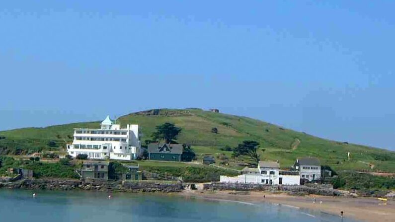 El Art Deco Burgh Island Hotel, frente a la costa inglesa de Devon, fue la inspiración para la novela de Agatha Christie "Evil Under the Sun". (Mick Knapton / CC BY-SA 2.0)
