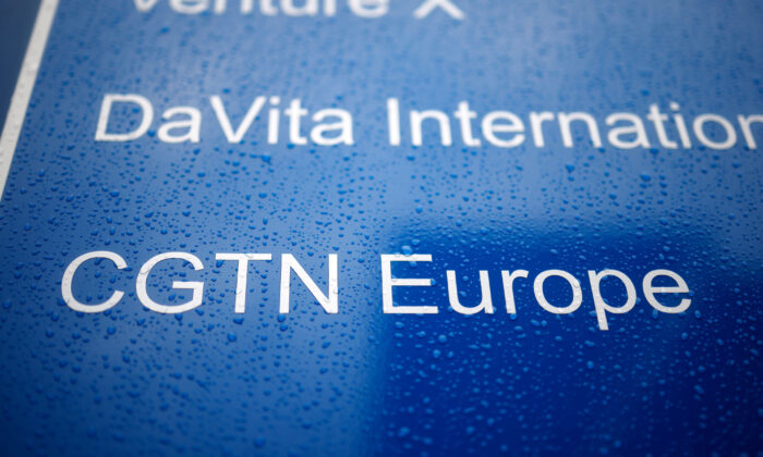 El logo de CGTN Europa aparece en un cartel fuera de un edificio que alberga las oficinas de China Global Television Network en Chiswick Park, al oeste de Londres, el 4 de febrero de 2021. (Tolga Akmen/AFP vía Getty Images)