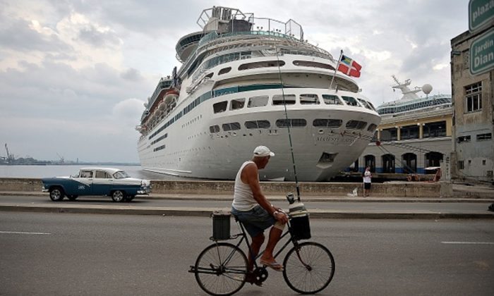Se ve un crucero de Royal Caribbean atracado en un puerto en La Habana, Cuba, el 6 de mayo de 2019. (Yamil Lage/AFP/Getty Images)