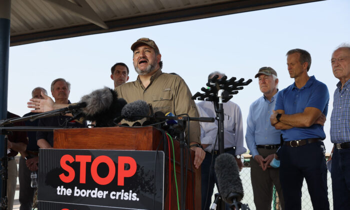 El senador Ted Cruz (R-Texas) habla con los medios de comunicación después de un recorrido por parte del río Grande en un barco del Departamento de Seguridad Pública de Texas en Mission, Texas, el 26 de marzo de 2021. (Joe Raedle/Getty Images)