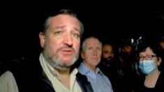 Funcionaria de Biden impide que Ted Cruz grabe video en la instalación fronteriza