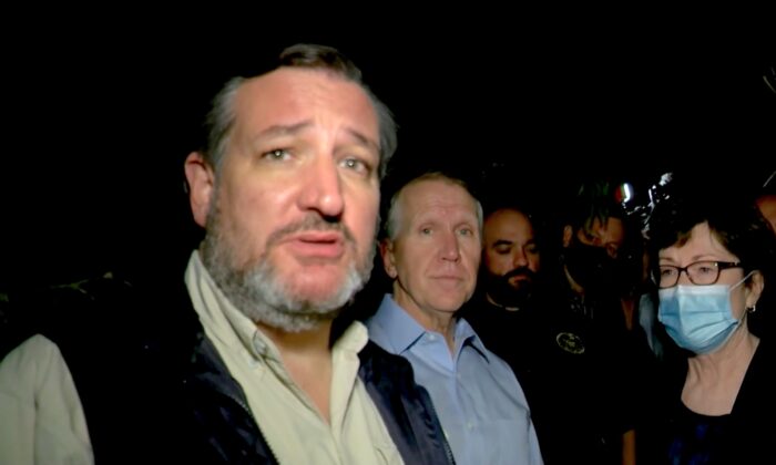 Se aprecia a los senadores Ted Cruz (R-Texas), Thom Tillis (R-N.C.) y Susan Collins (R-Maine) en un lugar no especificado cerca del Río Grande en Texas, el 26 de marzo de 2021. (Cortesía de Senador Ted Cruz)