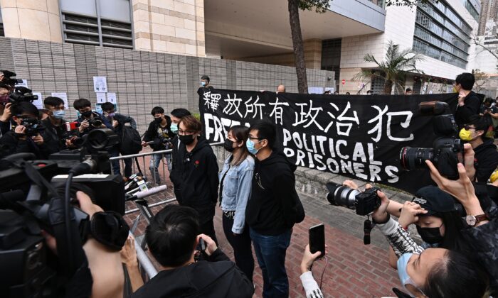 Figo Chan (3ª de), convocante del grupo prodemocrático Frente Civil de Derechos Humanos, habla con los medios de comunicación a las puertas del Tribunal de Magistrados de Kowloon Oeste, en Hong Kong, el 1 de marzo de 2021. (Sung Pi-lung/The Epoch Times)