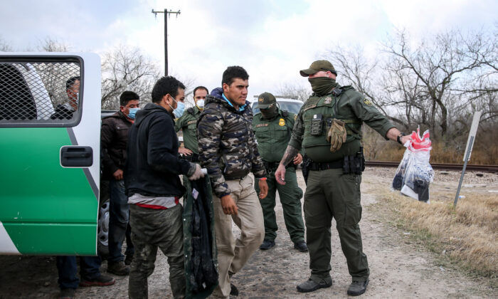 Agentes de la Patrulla Fronteriza detienen a unas dos docenas de inmigrantes ilegales en Peñitas, Texas, el 11 de marzo de 2021. (Charlotte Cuthbertson/The Epoch Times)