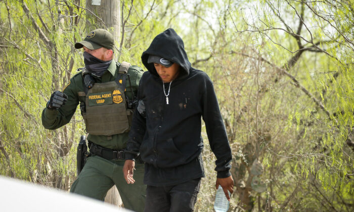 Los agentes de la Patrulla Fronteriza arrestan a siete inmigrantes ilegales que intentaron evadir la captura cerca de Penitas, Texas, el 15 de marzo de 2021. (Charlotte Cuthbertson/The Epoch Times)