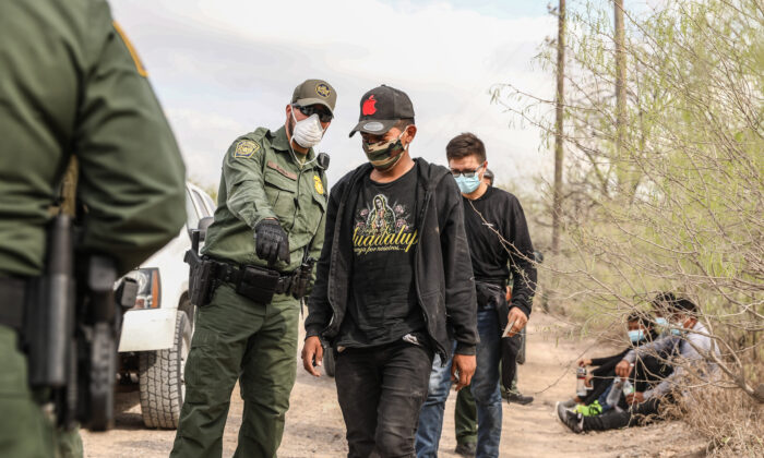 Agentes de la Patrulla Fronteriza arrestan a siete inmigrantes ilegales que intentaron evadir la captura cerca de Peñitas, Texas, el 15 de marzo de 2021. (Charlotte Cuthbertson/The Epoch Times)