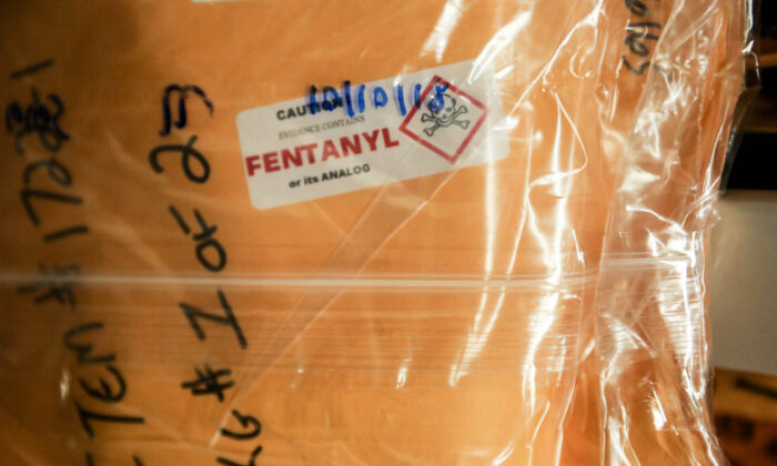 Un paquete de fentanilo en la sala de pruebas del Departamento del Sheriff del condado de Pinal, en Florence, Arizona, el 12 de noviembre de 2019. (Charlotte Cuthbertson/The Epoch Times)