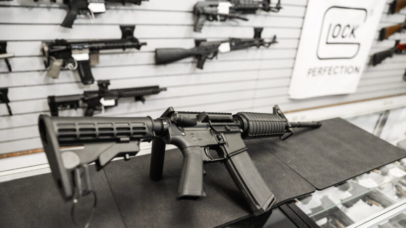 Un rifle semiautomático AR-15 en una tienda de armas en Richmond, Virginia, el 13 de enero de 2020. (Samira Bouaou/The Epoch Times)