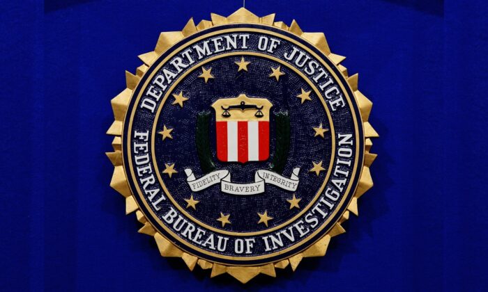El emblema de la Oficina Federal de Investigaciones (FBI) en el Newseum, en Washington, D.C., el 17 de junio de 2013. (Mandel Ngan/AFP a través de Getty Images)