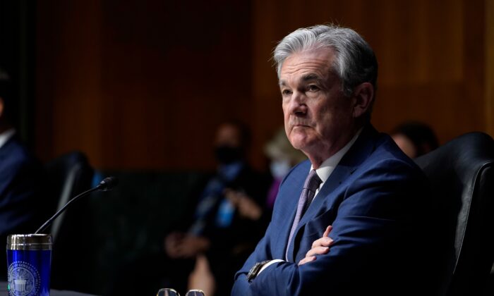 El presidente de la Reserva Federal, Jerome Powell, escucha durante una audiencia del Comité Bancario del Senado en el Capitolio en Washington, el 1 de diciembre de 2020. (SUSAN WALSH/POOL/AFP a través de Getty Images)