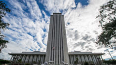 Arrestan a un exsenador de Florida por violar las leyes electorales