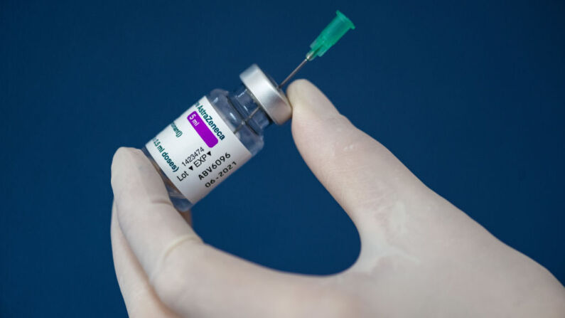 La enfermera Susann Rettberg sostiene un vial de la vacuna AstraZeneca covid-19 en Sajonia durante la pandemia de covid-19 el 15 de marzo de 2021 en Dippoldiswalde, Alemania. (Jens Schlueter / Getty Images)
