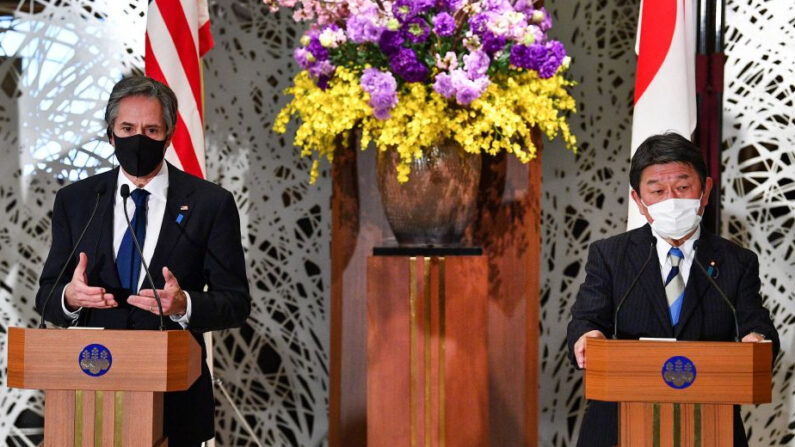 El secretario de Estado de los Estados Unidos, Antony Blinken (i), y el ministro de Relaciones Exteriores de Japón, Toshimitsu Motegi, asisten a una conferencia de prensa después de su reunión 2 + 2 en la casa de huéspedes Iikura, en Tokio, Japón, el 16 de marzo de 2021. (Kazuhiro Nogi/POOL/AFP a través de Getty Images)
