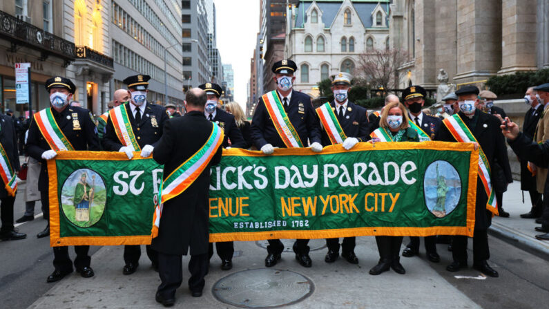 Los mariscales del desfile sostienen una pancarta después de un breve desfile antes del inicio de un St. Misa del día de San Patricio en el día de San Patricio Patrick's Cathedral en Manhattan el 17 de marzo de 2021 en la ciudad de Nueva York. (Michael M. Santiago / Getty Images)