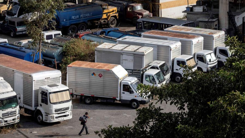 Fotografía que muestra vehículos de carga en un estacionamiento, el 22 de marzo de 2021, en Caracas (Venezuela). EFE/ Rayner Pena R
