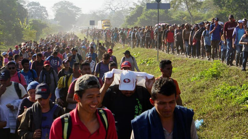 Cientos de personas centroamericanas, pertenecientes a la llamada caravana migrante, caminan por la localidad de Frontera Hidalgo, en el estado de Chiapas (México). EFE/ Juan Manuel Blanco / Archivo