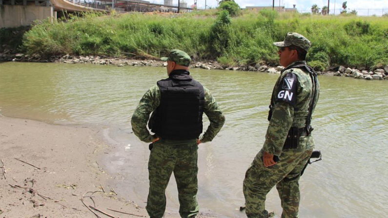 Efectivos de la Guardia Nacional patrullan a orillas del rio Bravo. EFE/ Abraham Pineda Jácome/Archivo