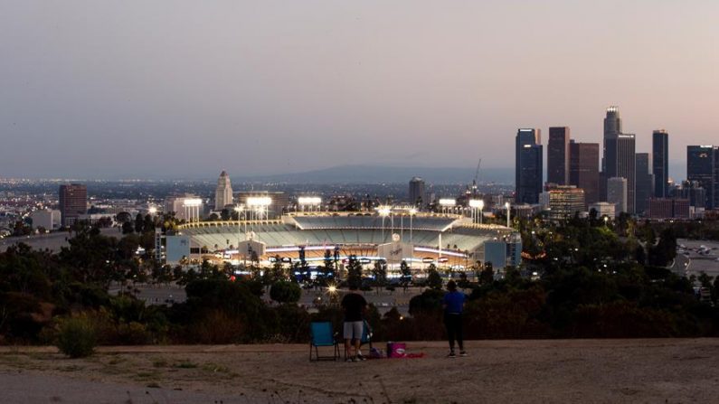 En la imagen el registro de una familia en el parque Elysian, frente al estadio de los Dodgers, durante un partido de la MLB en medio de la pandemia, en Los Ángeles (California, EE.UU.). EFE/Etienne Laurent/Archivo