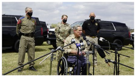 Gobernador de Texas: «Sí hay una crisis en la frontera de EE. UU. y México»