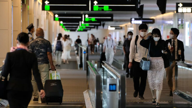 Los pasajeros se dirigen a sus respectivas puertas de salida en la terminal nacional del aeropuerto Haneda de Tokio (Japón) el 25 de julio de 2020. (Kazuhiro Nogi / AFP vía Getty Images)