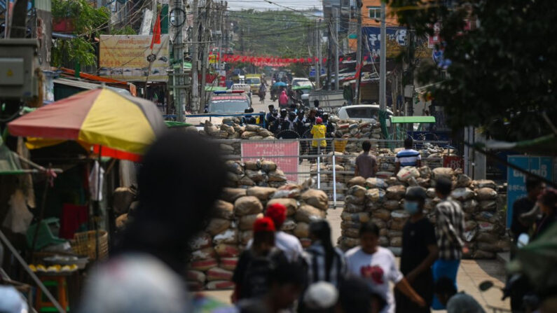 Barricadas improvisadas erigidas por manifestantes se ven a lo largo de una carretera en Rangún, Birmania, el 13 de marzo de 2021, mientras las fuerzas de seguridad continúan reprimiendo las manifestaciones contra el golpe militar. (STR / AFP a través de Getty Images)