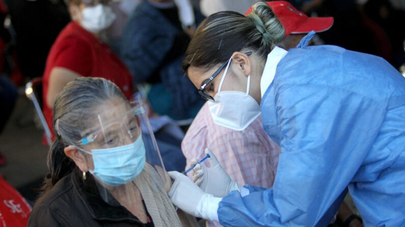 Una mujer es inoculada con una dosis de la vacuna Pfizer-BioNTech contra COVID-19 en el centro de vacunación instalado en el Instituto Cabanas en Guadalajara, estado de Jalisco, México, el 21 de marzo de 2021. (Ulises Ruiz / AFP vía Getty Images)