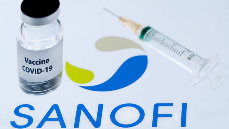 Esta imagen muestra un frasco que dice 'Vacuna covid-19' junto al logotipo de la empresa biofarmacéutica francesa, Sanofi, el 23 de noviembre de 2020. (Joel Saget/AFP a través de Getty Images).