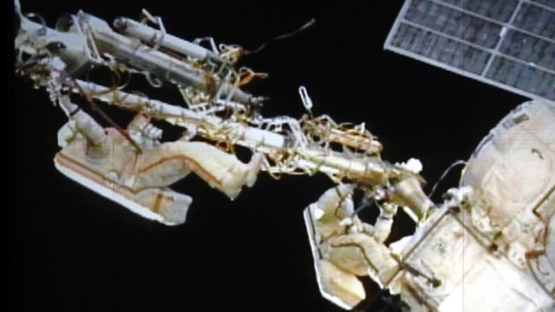 Dos astronautas de la agencia espacial estadounidense NASA realizaron este sábado 13 de marzo de 2021 el quinto paseo espacial del año y trabajaron para completar con éxito varias tareas de mantenimiento en la Estación Espacial Internacional (EEI). EFE/Yuri Kochetkov/Archivo
