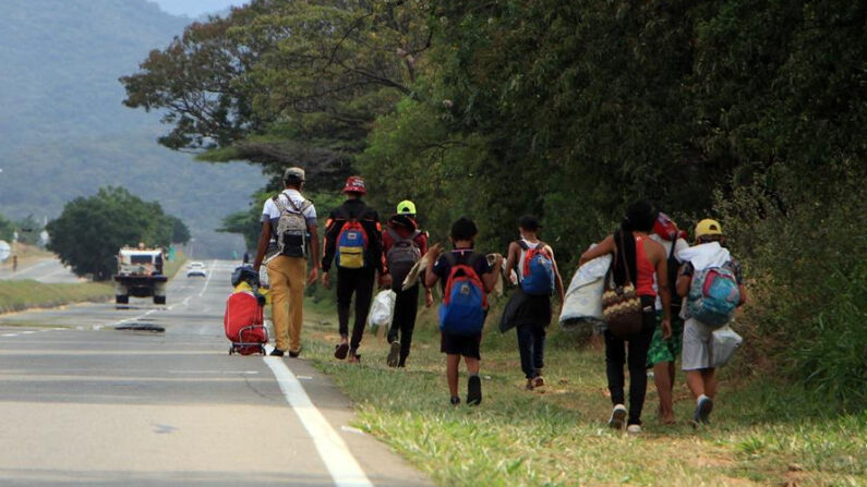 Ciudadanos venezolanos caminan por una autopista cercana a Cúcuta (Colombia). EFE/Mario Caicedo/Archivo