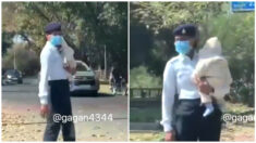 Mujer policía dirige el tránsito con su bebé en brazos, generado polémica en redes sociales
