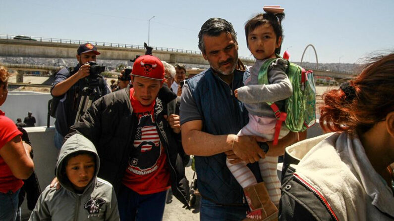 Migrantes centroamericanos cruzan hacia Estados Unidos en la fronteriza Tijuana (México). EFE/Joebeth Terriquez/Archivo