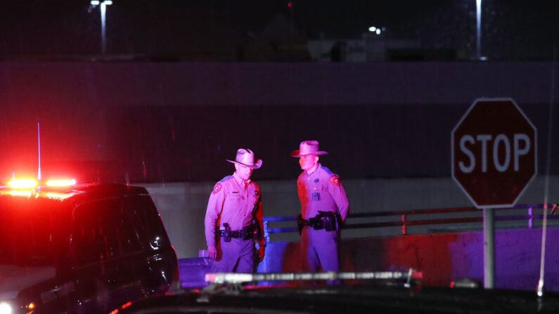 La policía vigila fuera de Walmart, cerca del lugar de un tiroteo masivo el 3 de agosto de 2019 en El Paso, Texas (EE.UU.). (Mario Tama / Getty Images)