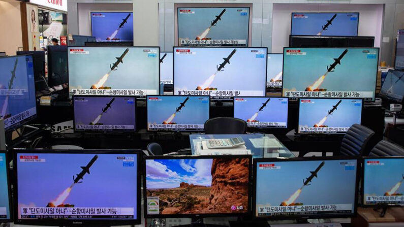 Las pantallas de televisión muestran noticias emitidas en Seúl, Corea del Sur. Corea del Norte disparó el miércoles 24 de marzo de 2021 dos proyectiles "no identificados" desde su costa oriental hacia el mar, informó el Ejército surcoreano, al tiempo que el Gobierno japonés indicó que podría tratarse de dos misiles balísticos. (EFE/EPA/JEON HEON-KYUN)