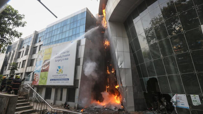 Los bomberos combaten un incendio que se desató en un hospital para pacientes de covid-19 dentro de un centro comercial en Mumbai, India, el 26 de marzo de 2021. Al menos 10 personas murieron y varias más fueron evacuadas después de que estallara un incendio durante la noche en el Dreams Mall Sunrise Hospital. EFE / EPA / DIVYAKANT SOLANKI