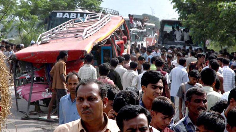 Foto de archivo de un accidente después de que dos autobuses de pasajeros llenos colisionaran en Sirajganj, de Dhaka (Bangladesh) el 1 de noviembre de 2006. (Focus Bangla / AFP a través de Getty Images)