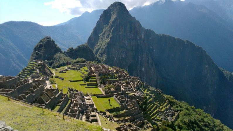 Fotografía tomada el 15 de junio de 2020 que muestra un Machu Picchu vacío, la ciudadela inca del siglo XV ubicada a 2430 metros en la cordillera de los Andes, a 80 km de Cusco en el sur de Perú, que ha estado cerrada al turismo desde el 16 de marzo de 2020 debido a la pandemia de COVID-19. (Percy Hurtado / AFP a través de Getty Images)