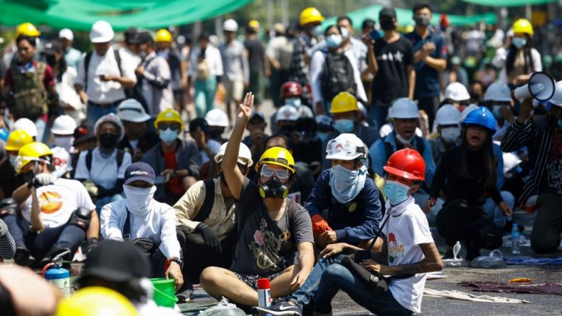 Un manifestante hace el saludo de tres dedos mientras se preparan para enfrentarse a las fuerzas de seguridad durante una manifestación contra el golpe militar en Rangún, Birmania, el 5 de marzo de 2021. (STR / AFP a través de Getty Images)