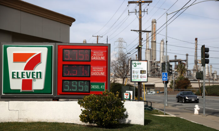 Los precios de la gasolina se muestran en una gasolinera 7-11 frente a la refinería Shell, en Martinez, California, el 3 de marzo de 2021. (Justin Sullivan/Getty Images)