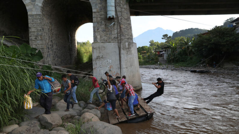 Personas cruzan el río Suchiate desde Guatemala hacia México el 9 de agosto de 2018 en Talismán, México. (John Moore/Getty Images)
