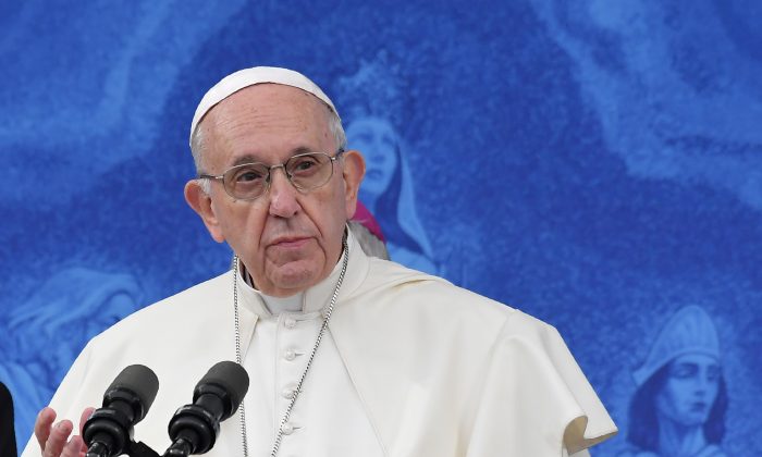 El papa Francisco encabeza el Ángelus, el 26 de agosto de 2018, en el segundo día de su visita a Irlanda para asistir al Encuentro Mundial de las Familias 2018. (Tiziana Fabi/AFP/Getty Images)