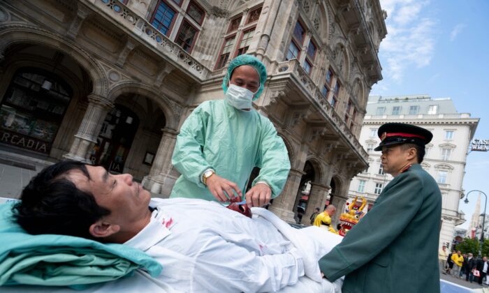 Representación que denuncia la sustracción forzada de órganos que lleva a cabo el régimen chino. (Joe Klamar/AFP via  Getty Images)