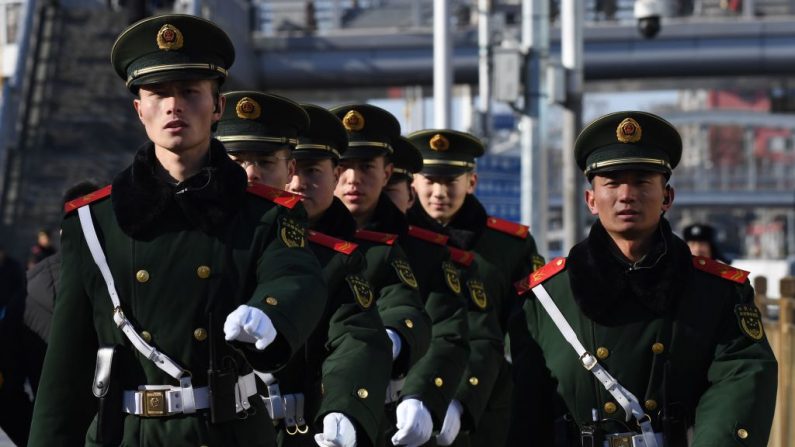 Oficiales de la policía paramilitar marchan frente a la estación de tren de Beijing, China, el 8 de enero de 2019. (Greg Baker / AFP a través de Getty Images)