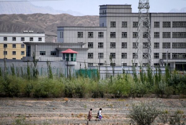 Campo de reeducación donde minorías étnicas musulmanas están detenidas, al norte de Kashgar, en la región china de Xinjiang, el 2 de junio de 2019. (Greg Baker/AFP a través de Getty Images)