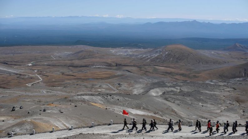 En una foto tomada el 11 de septiembre de 2019, un grupo de estudiantes norcoreanos marchan mientras visitan el monte Paektu, cerca de Samjiyon. (Ed Jones / AFP a través de Getty Images)
