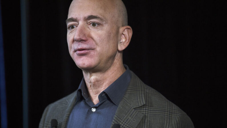 El fundador y CEO de Amazon, Jeff Bezos, habla con los medios de comunicación sobre los esfuerzos de sostenibilidad de la compañía el 19 de septiembre de 2019 en Washington,DC. (ERIC BARADAT/AFP vía Getty Images)
