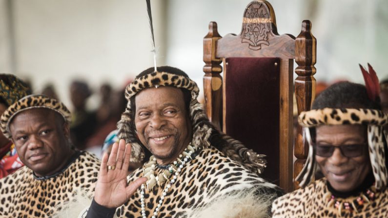 El rey zulú Goodwill Zwelithini ka Bhekuzulu (medio) y el príncipe de la nación zulú y exlíder del Partido de la Libertad Inkatha (i), el príncipe Mangosuthu Buthelezi (d), se unen a miles de personas para conmemorar la celebración del día del rey Shaka cerca de la tumba del gran zulú El rey Shaka en Kwadukuza, a unos 98 kilómetros al norte de Durban, el 24 de septiembre de 2019. (Rajesh Jantilal / AFP a través de Getty Images)