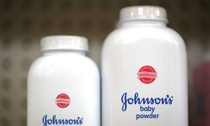 Unos envases de talco para bebés de Johnson y Johnson en un estante de la farmacia Jack's, en San Anselmo, California, el 18 de octubre de 2019. (Justin Sullivan/Getty Images)
