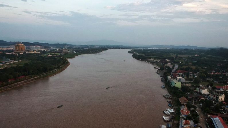 Foto aérea tomada el 19 de septiembre de 2019 muestra barcos en el río Mekong a lo largo del lado de Laos (iz) y del lado tailandés (de) en la provincia de Chiang Rai del Triángulo de Oro. (Lillian Suwanrumpha/AFP vía Getty Images)